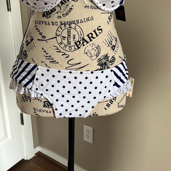 Victoria’s Secret bikini - Picture 3 of 12